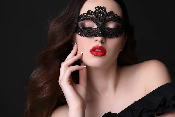 Belle femme aux cheveux noirs luxueux, avec masque en dentelle sur le visage — Photo