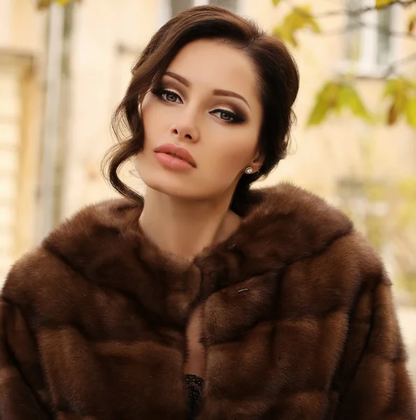 Beautiful sensual woman with dark hair wears luxurious fur coat — Zdjęcie stockowe