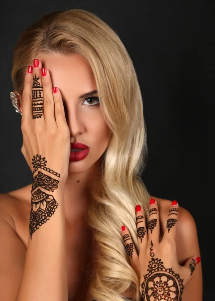 Mujer sensual con cabello rubio con tatuaje de henna en las manos —  Fotos de Stock