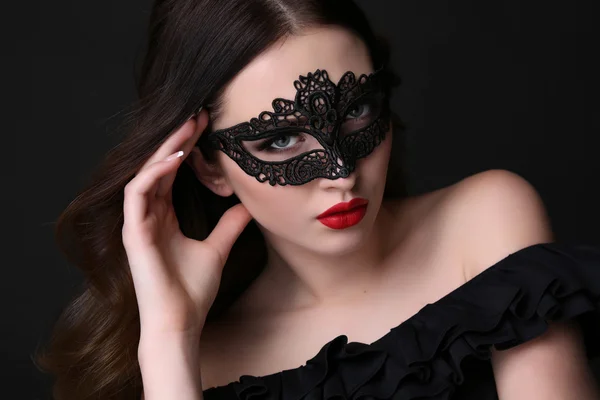 Mulher bonita com cabelo escuro luxuoso, com máscara de renda no rosto — Fotografia de Stock
