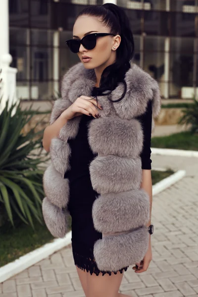 Gorgeous woman with long dark hair wears luxurious fur coat — Stock Photo, Image