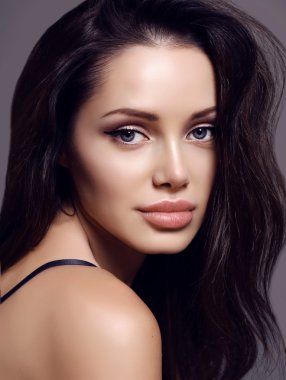 kadın siyah saçlı ve çekici gülümseme, mükemmel parlak deri ile