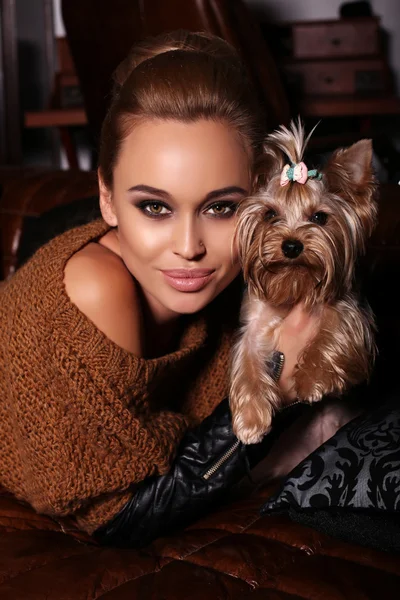 Woman in casual clothes, posing with cute Yorkshire terrier — Stock Photo, Image