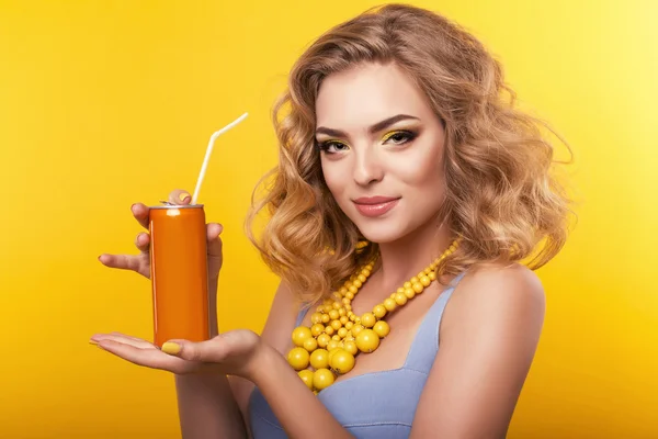 Mädchen mit blonden lockigen Haaren mit Bijou, in der Hand eine orangefarbene Flasche Getränk — Stockfoto