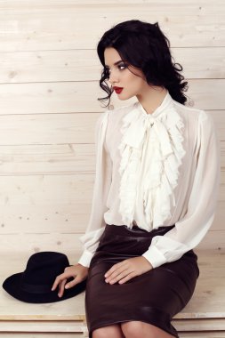 Koyu saçlı güzel kadın