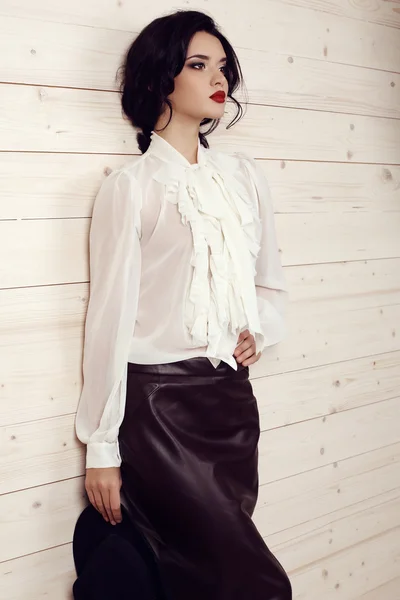 Sensual woman with dark hair in elegant clothes posing at studio — Stockfoto