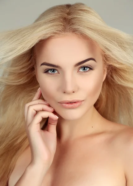 Bela jovem mulher com cabelo loiro e pele brilhante — Fotografia de Stock