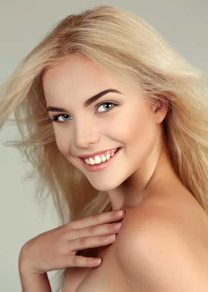 Piękna młoda kobieta z blond włosy i świecącą skórę — Zdjęcie stockowe