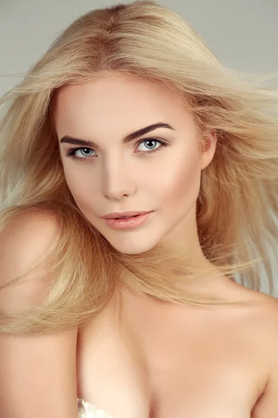 Beautiful young woman with blond hair — Stock Photo, Image