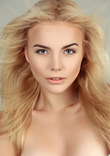 Beautiful young woman with blond hair and glowing skin — Stock Photo, Image