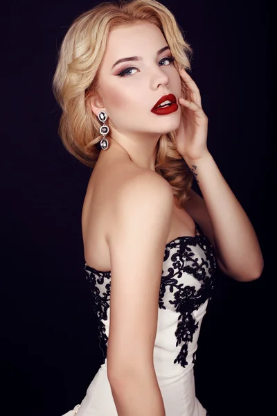 Gorgeous woman with blond hair wears luxurious party dress and bijou — Stock Photo, Image