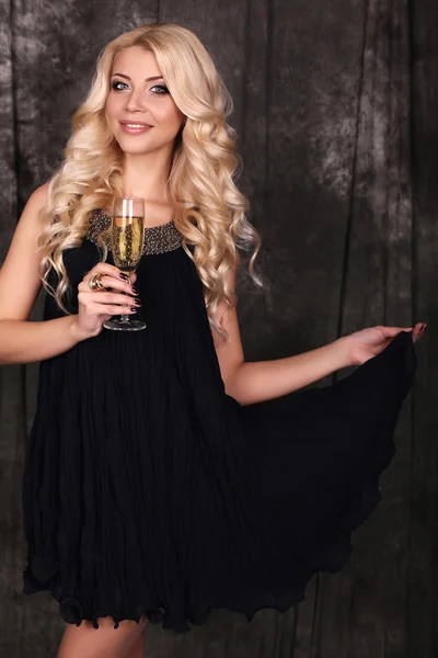 Belle femme blonde en robe élégante, avec verre de champagne — Photo