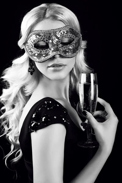 Woman wears carnival mask — Stock Photo, Image