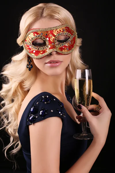 Bella donna bionda in maschera di carnevale, con un bicchiere di champagne — Foto Stock