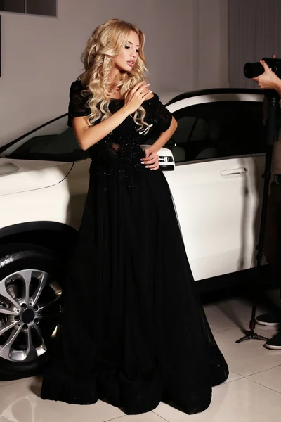 Woman with long blond hair wears luxurious dress, arrived on red carpet event — Stock fotografie