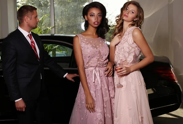 Women posing beside car — Stock Photo, Image