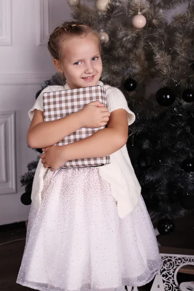 小さな女の子は、エレガントなドレスを着ています。 — ストック写真