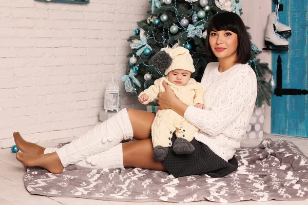 Mãe com bebê pequeno bonito — Fotografia de Stock