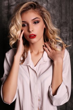 sarışın kıvırcık saçlı ve akşam makyaj, güzel kadın beyaz gömlek giyer 