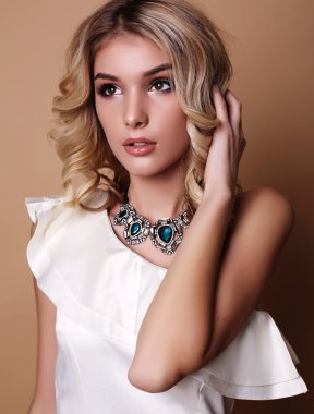 sarışın kıvırcık saçlı ve akşam makyaj, güzel kadın zarif elbise giyer  