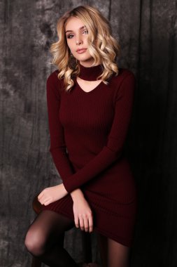 sarışın kıvırcık saçlı ve akşam makyaj, güzel kadın zarif elbise giyer  