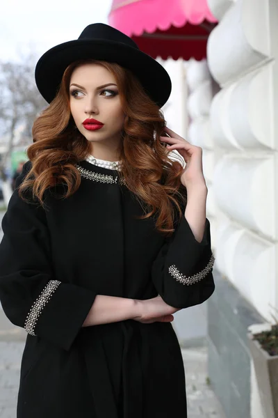 Mulher bonita com cabelo encaracolado escuro usa roupas elegantes — Fotografia de Stock