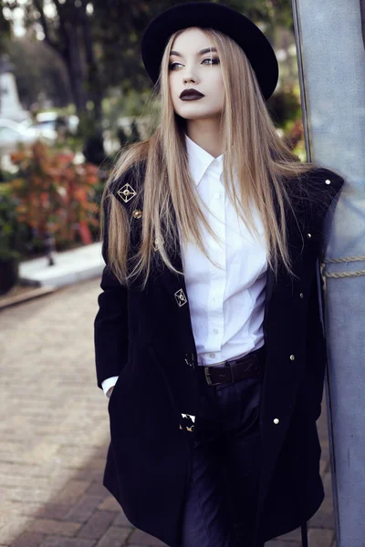 Moda calle outfit.beautiful chica en ropa de moda y accesorios — Foto de Stock