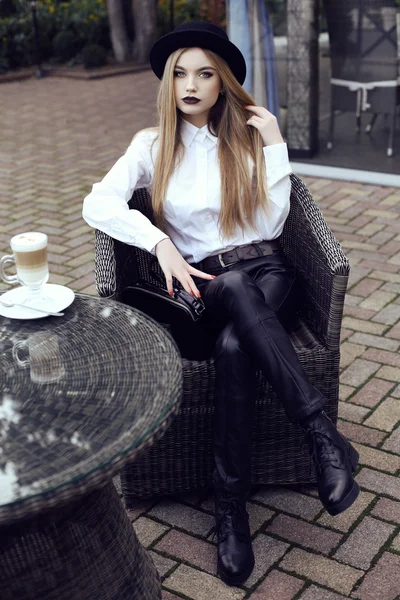 Utcai outfit.beautiful lány divat divat ruhák és kiegészítők — Stock Fotó