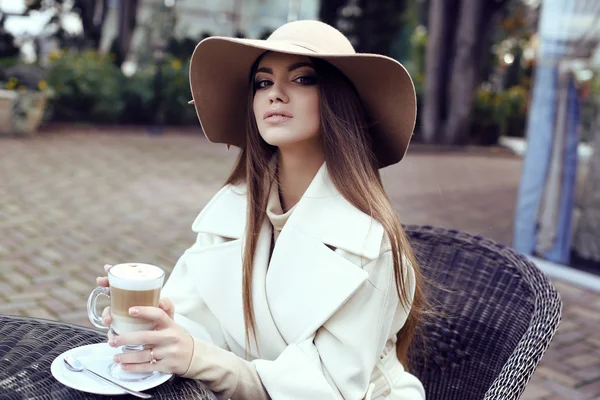 Glamour chica lleva lujoso abrigo beige con sombrero elegante —  Fotos de Stock