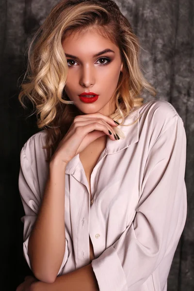 Mulher bonita com cabelo encaracolado loiro e maquiagem à noite, usa camisa branca — Fotografia de Stock