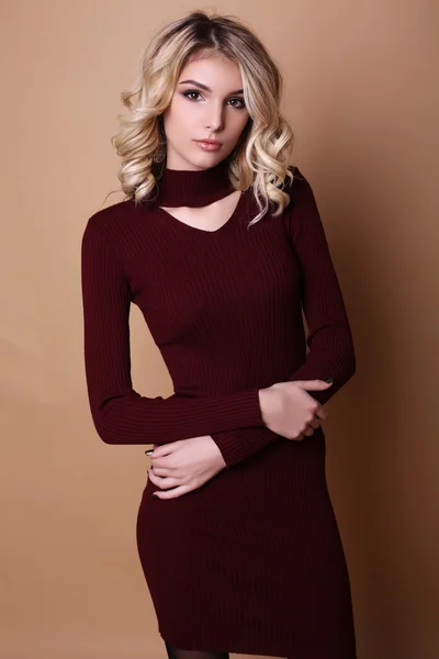 Vacker kvinna med blont lockigt hår och kvällen smink, bär elegant klänning — Stockfoto