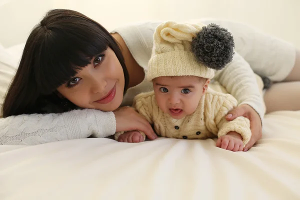 Bela mãe com cabelo curto escuro e seu pequeno menino bonito — Fotografia de Stock