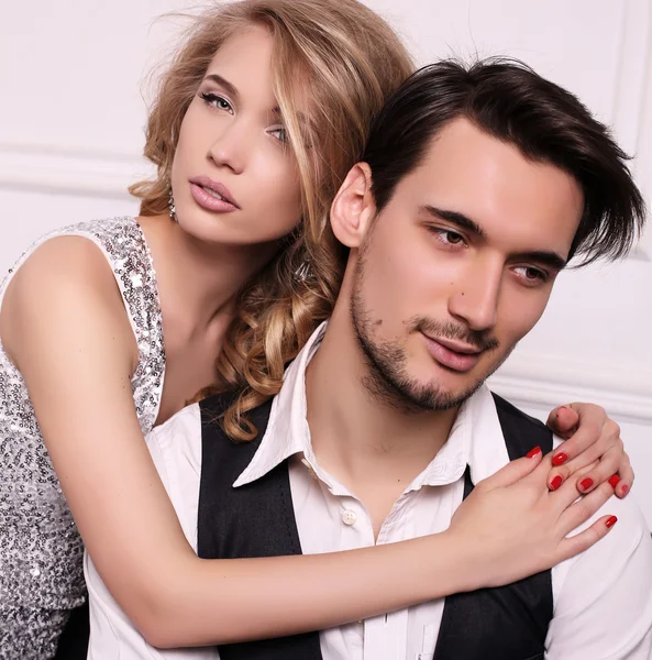 Studio photo de beau couple, porte des vêtements élégants , — Photo