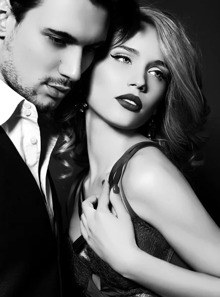 Studio fotoğraf güzel çiftin zarif giysiler giyer, 