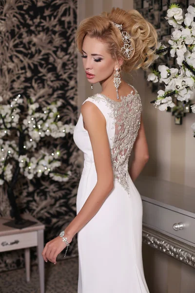 Wunderschöne Frau mit blonden Haaren trägt luxuriöses Hochzeitskleid und Bijou — Stockfoto