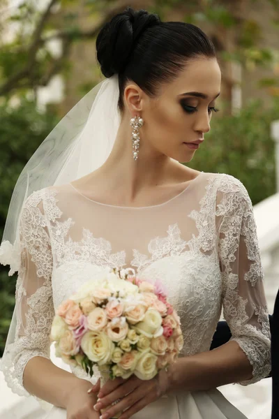 Splendida sposa con i capelli scuri indossa abito da sposa elegante — Foto Stock