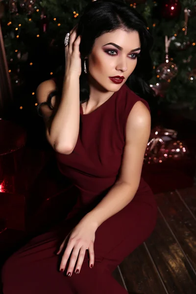 Beautiful sensual woman with dark hair wears elegant dress — Zdjęcie stockowe