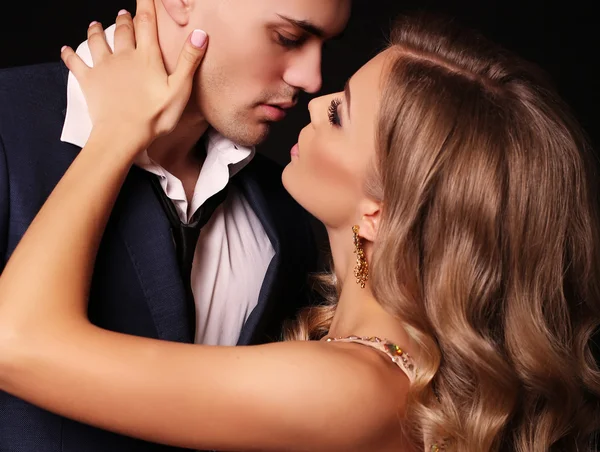 Love story. beatiful sexy couple. gorgeous blond woman and handsome man — Stock Photo, Image
