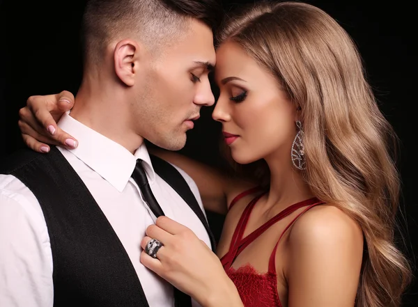 aşk hikayesi. güzel seksi çift. çok güzel sarışın kadın ve yakışıklı adam 