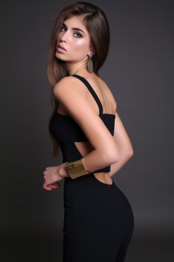 karanlık düz saçlı güzel şehvetli kadın zarif elbise giyer 