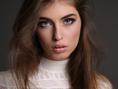 karanlık düz saçlı güzel şehvetli kadın zarif elbise giyer 