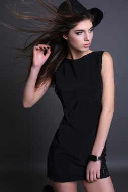 karanlık düz saçlı güzel şehvetli kadın zarif giysiler giyiyor 