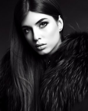 karanlık düz saçlı güzel şehvetli kadın zarif kürk manto giyer