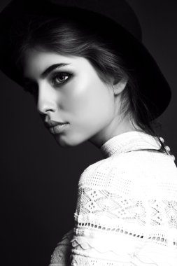 karanlık düz saçlı güzel şehvetli kadın zarif elbise giyer 