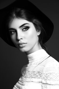 karanlık düz saçlı güzel şehvetli kadın zarif elbise giyer 