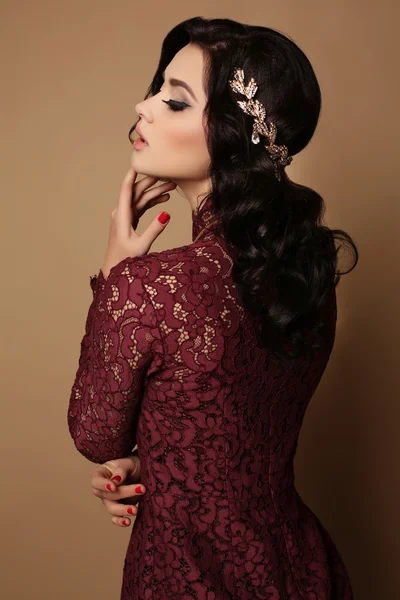 Menina sexy com cabelo escuro usa vestido de renda elegante, colar luxuoso e tiara — Fotografia de Stock