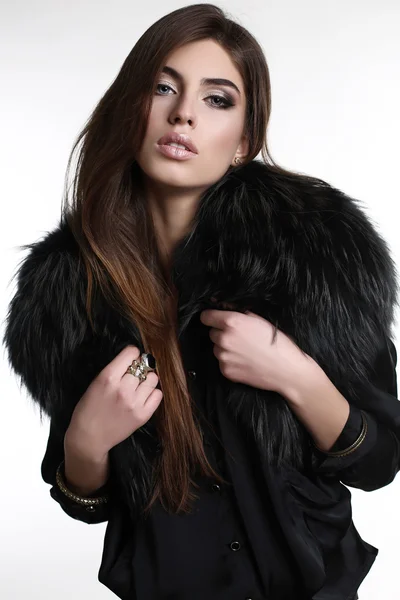 Gorgeous sensual woman with dark straight hair wears elegant fur coat — Stock Photo, Image