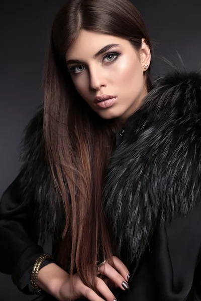 Underbar Sensuell kvinna med mörkt rakt hår bär elegant päls — Stockfoto
