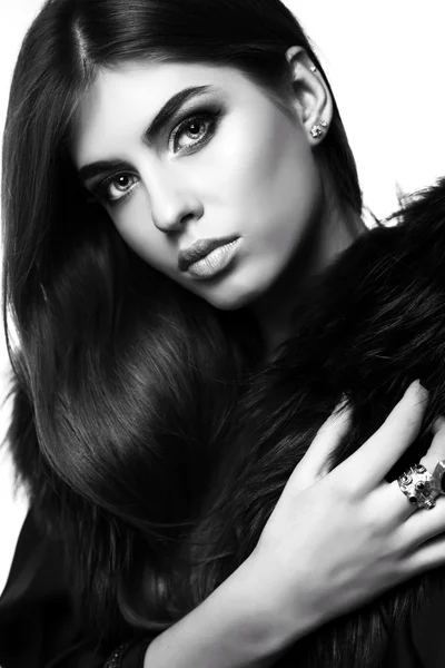 Przepiękny zmysłowej kobiety o ciemnych włosach prostych nosi elegancki futro — Zdjęcie stockowe