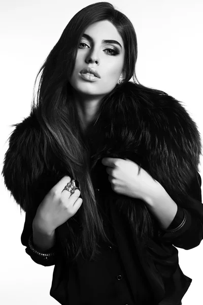 Hermosa mujer sensual con pelo liso oscuro lleva abrigo de piel elegante — Foto de Stock